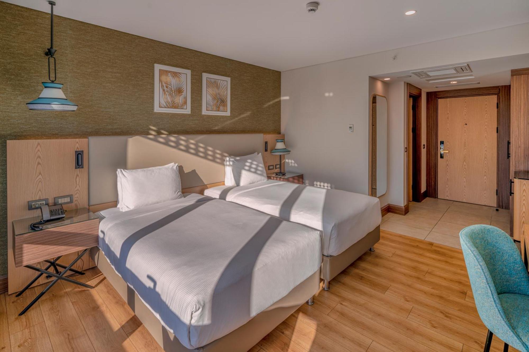 Doubletree By Hilton Antalya City Centre Екстер'єр фото A room at the hotel