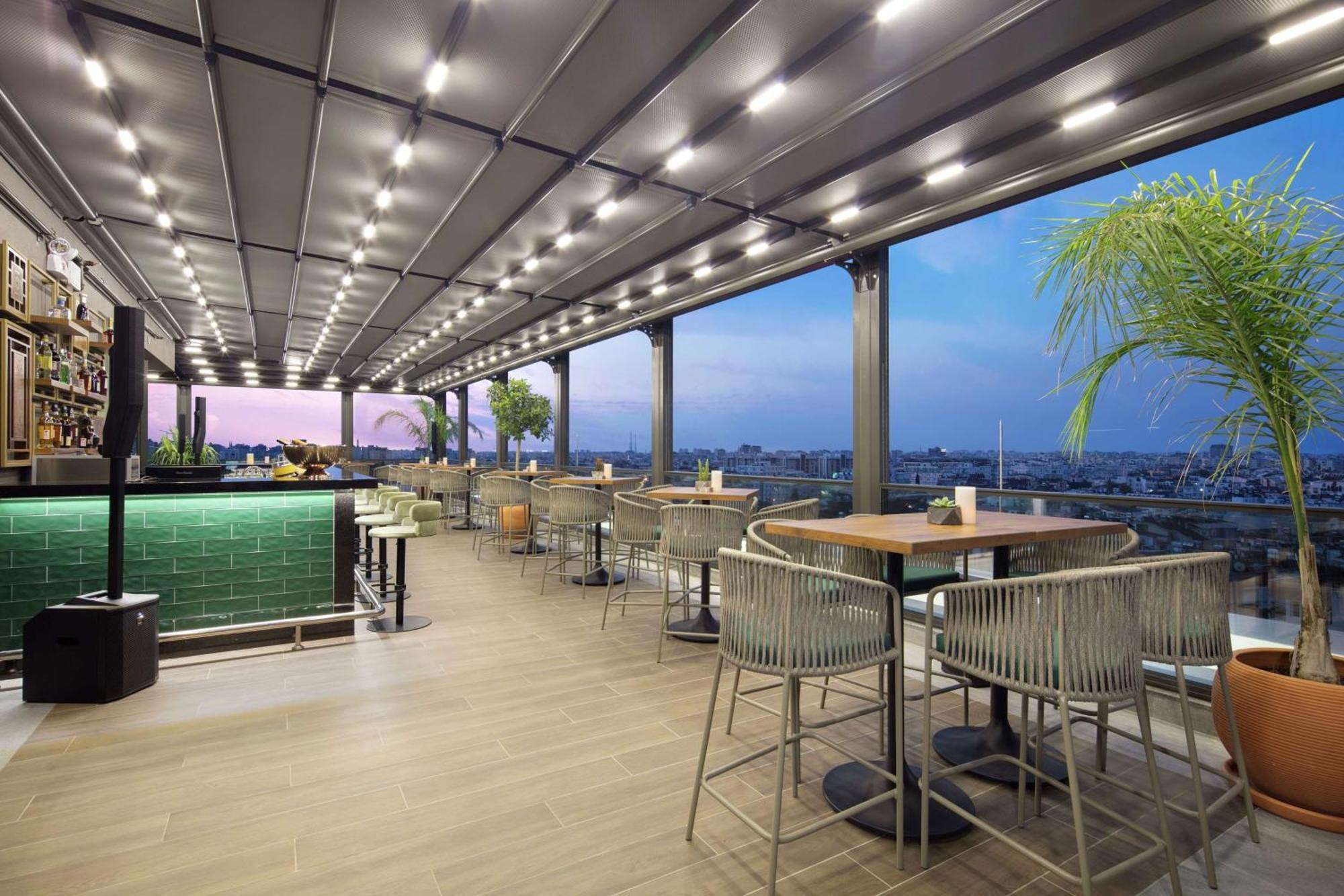 Doubletree By Hilton Antalya City Centre Екстер'єр фото Sky Bar